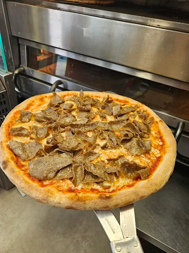 Nybakad pizza fran Take and Go Falkenberg